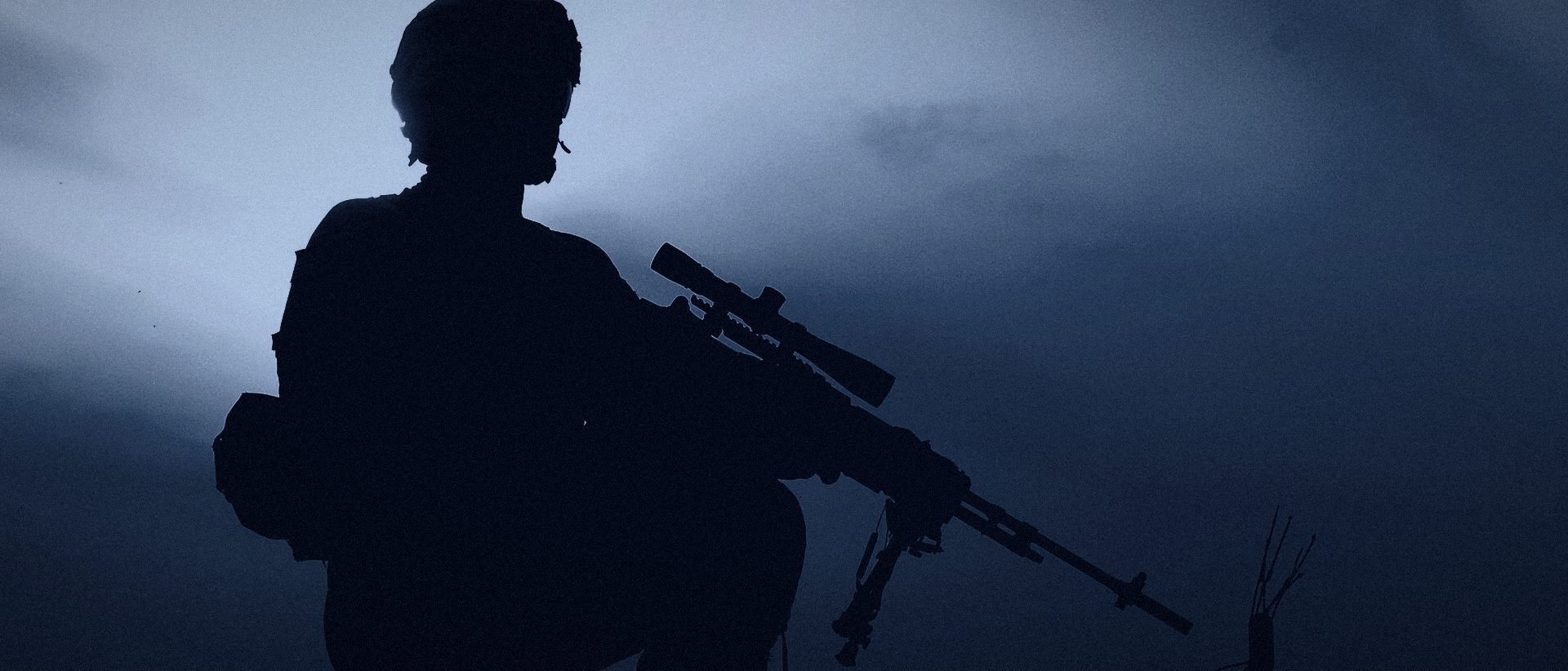Soldat en silhouette montant la garde depuis une position élevée