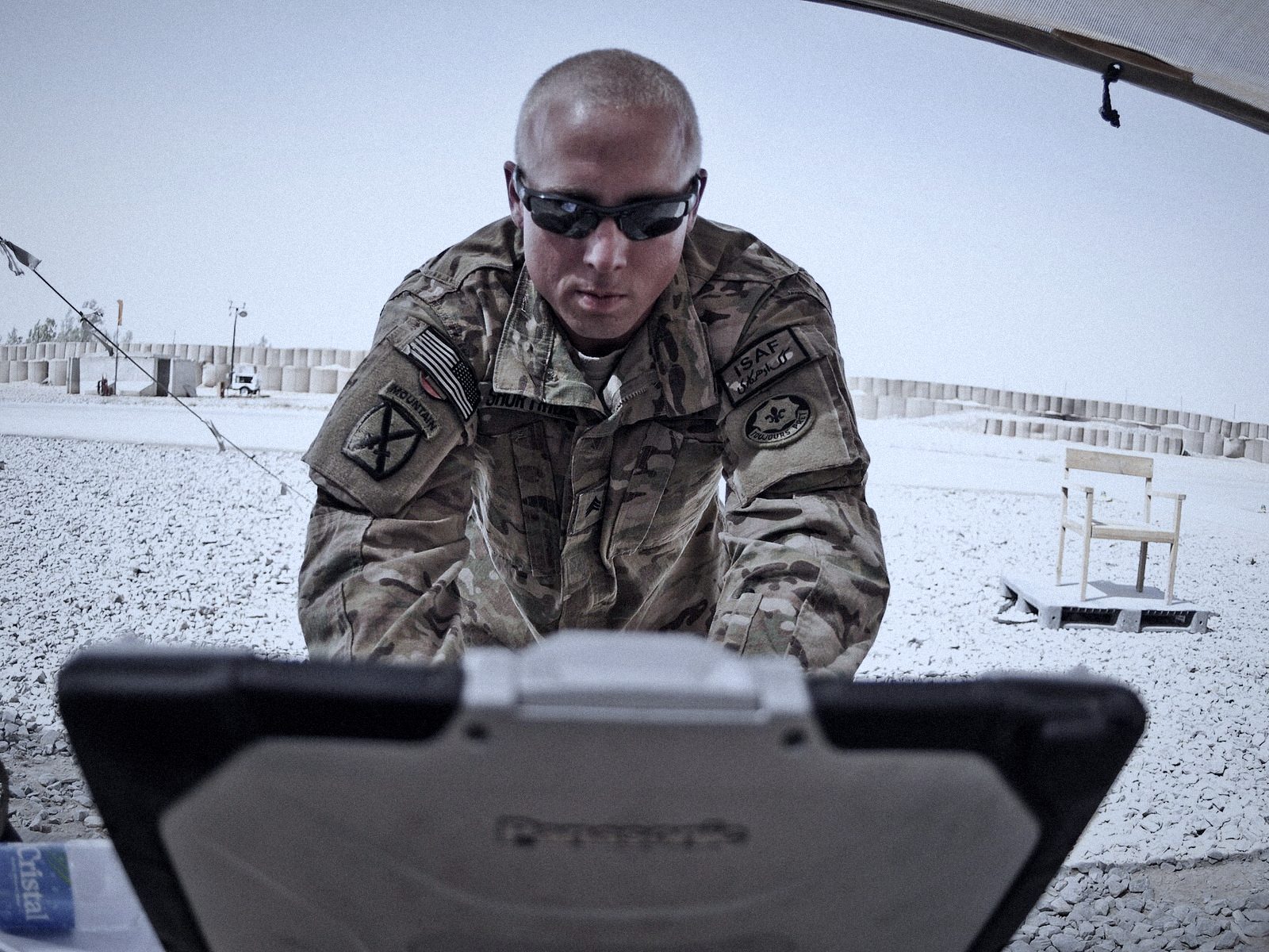 Soldat saisissant des données sur un ordinateur portable durci